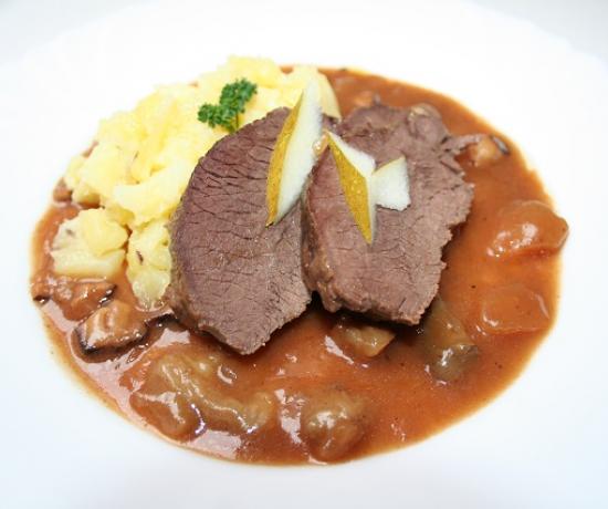 recept ze zvěřiny - Jelení kýta s ovocnou omáčkou